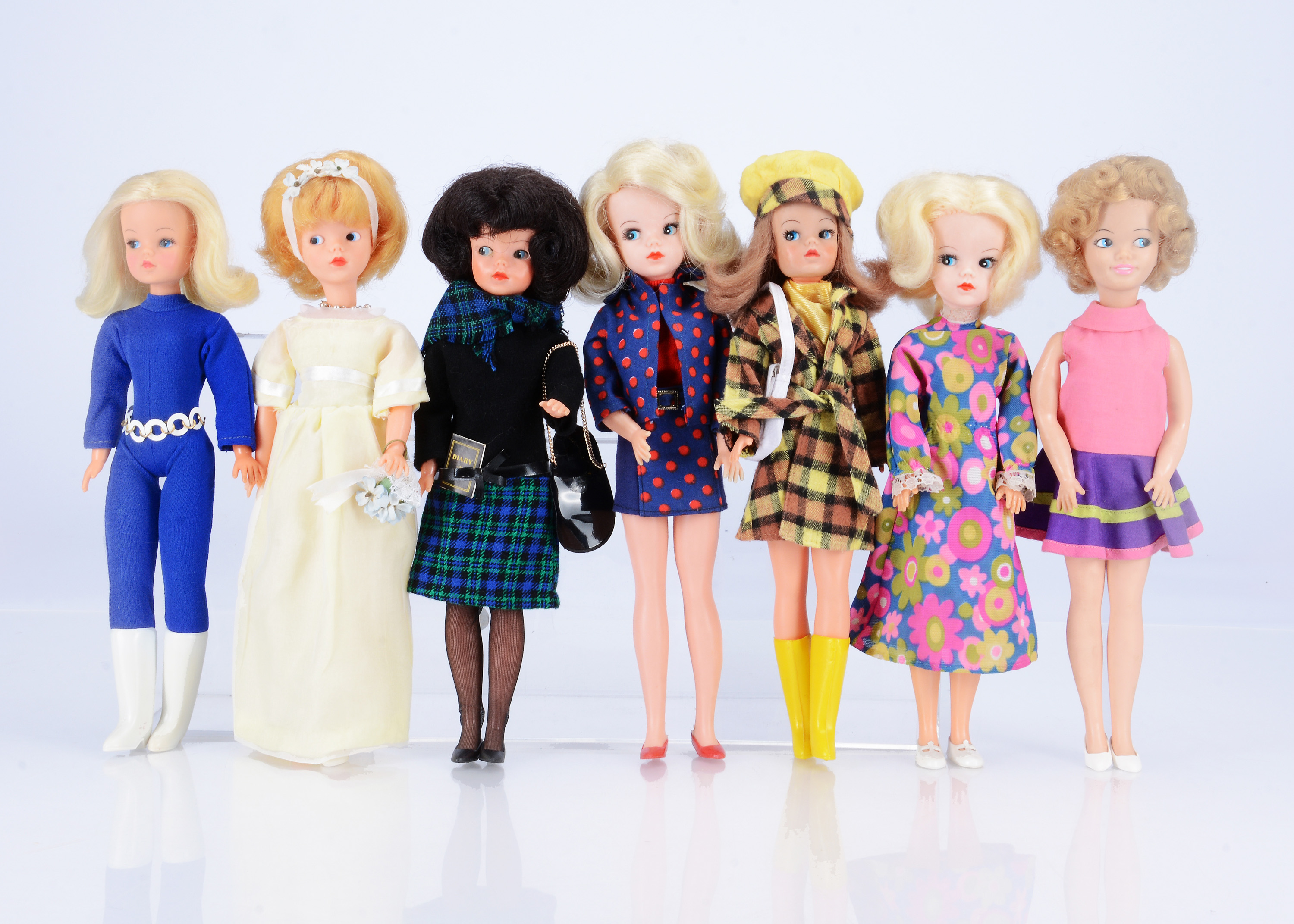  Popular Dolls & Teddy Bears Auction