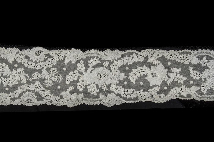 A pair of lappets of Alencon