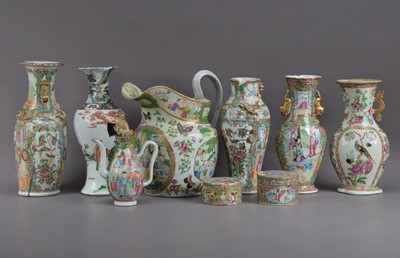 Lot 516 - A collection of damaged Chinese famille Verte pallet porcelain