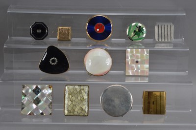 Lot 530 - A collection of assorted ladies compacts