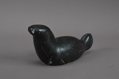 Lot 577 - An Inuit carved hardstone seal