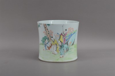 Lot 593 - A Chinese Republic period porcelain pot