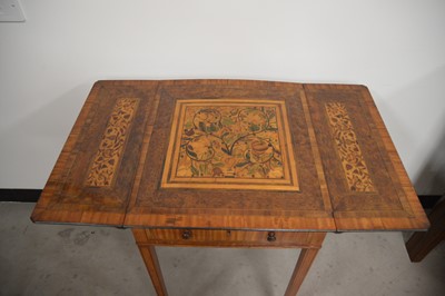 Lot 828 - An early 20th century small drop leaf table