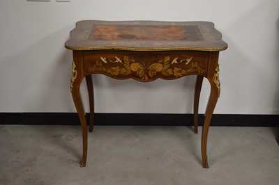 Lot 830 - An early 20th century mahogany writing table