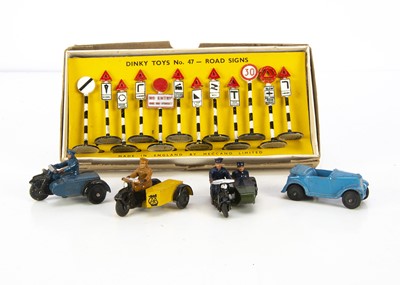 Lot 18 - Dinky Toys 47 Road Signs Set