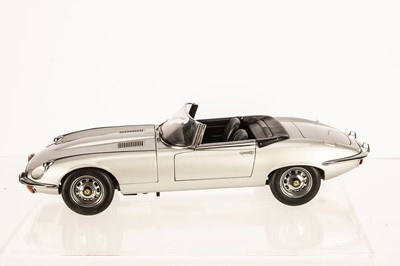 Lot 265 - AutoArt 1:18 Jaguar E-Type Roadster Series III V12