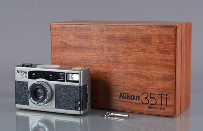 Lot 201 - A Nikon 35Ti Quartz Date Compact Camera