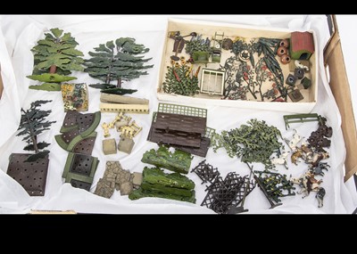 Lot 734 - A lot of loose Britains lead Garden and Farm series items comprising Sunflowers (4)