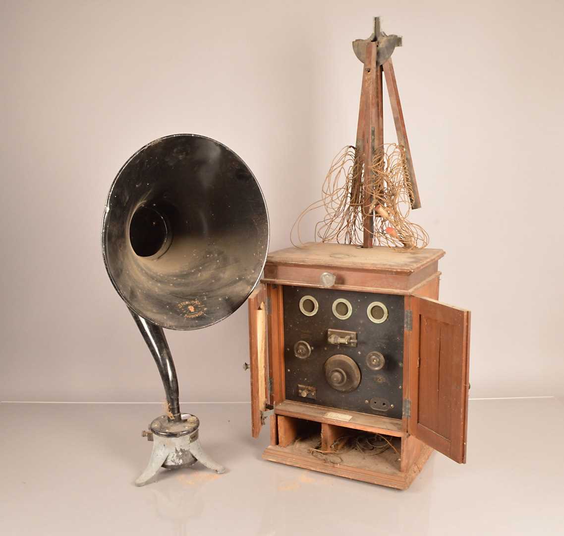Lot 16 - Radio receiver