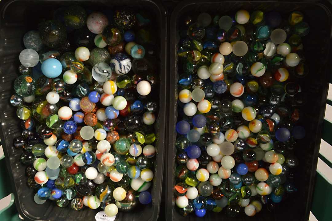 Lot 42 - A large collection of marbles