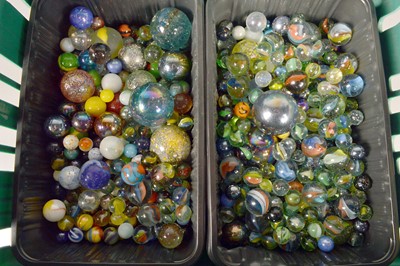 Lot 48 - A large collection of marbles