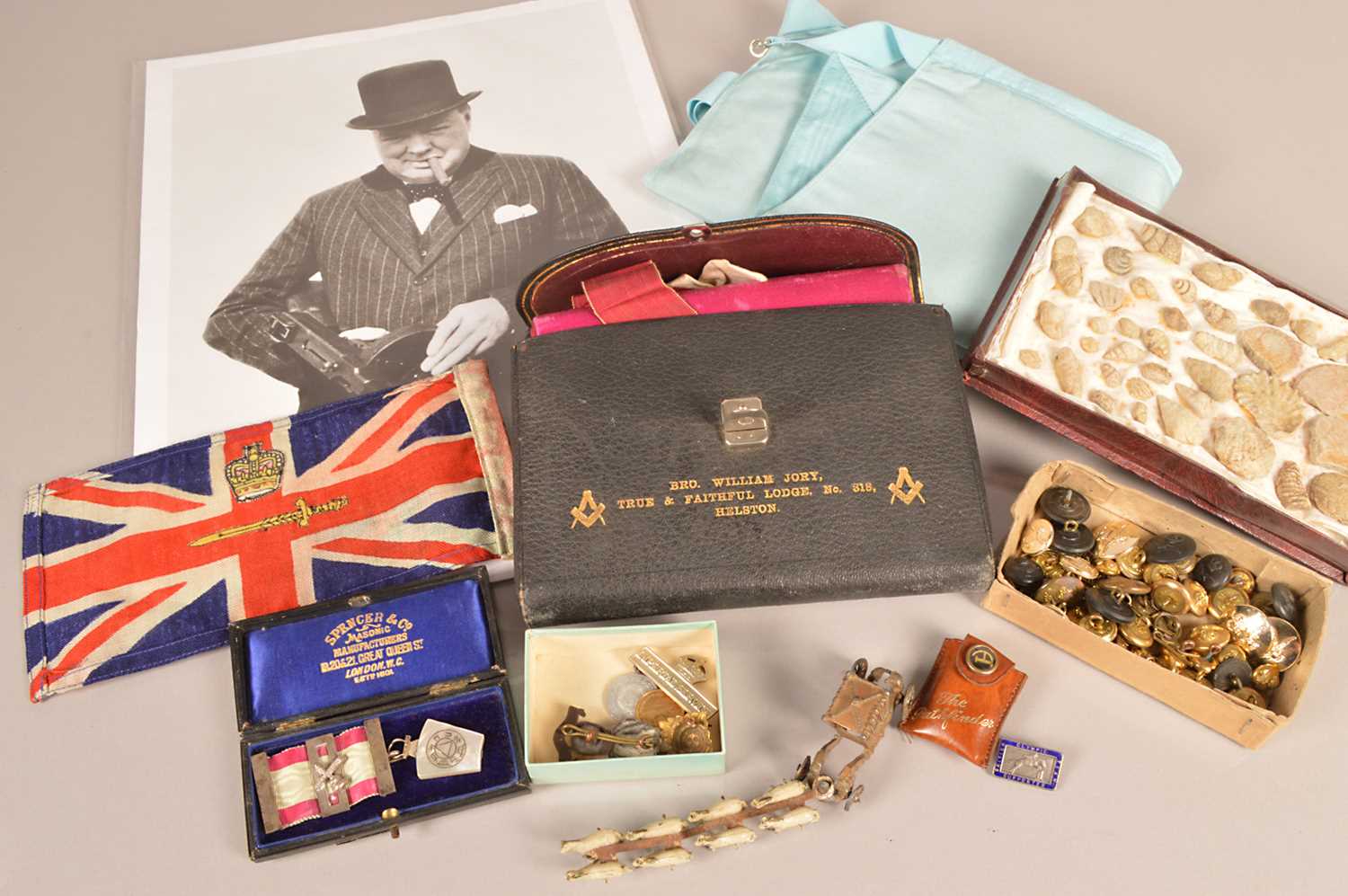 Lot 82 - A collection of various items