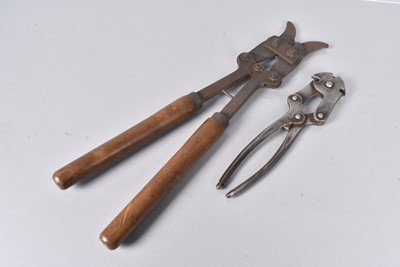 Lot 401 - A pair of WWI Archer barbwire cutters