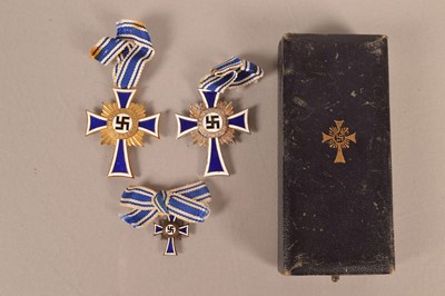 Lot 558 - A German Third Reich Gold Mother's Cross