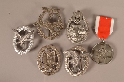 Lot 568 - A small collection of German badges