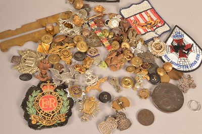 Lot 571 - An assortment of  badges and buttons