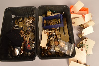 Lot 584 - An assortment of loose military and non-military buttons