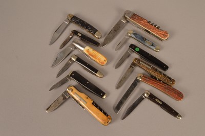 Lot 721 - A collection of various penknives