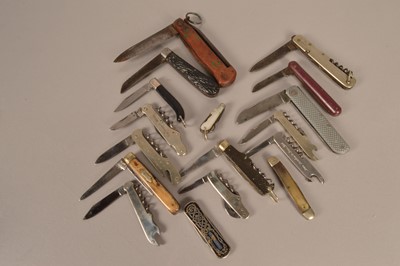 Lot 724 - An assortment of pocket knives