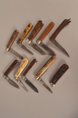 Lot 725 - A group of antler and wooden handled pen knives