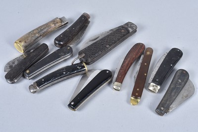 Lot 730 - A small assortment of wooden and horn handled pocket knives
