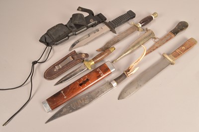 Lot 733 - An assortment of various knives