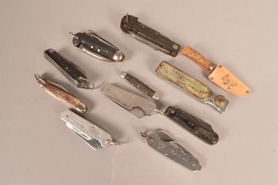 Lot 749 - An assortment of various knives