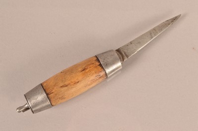 Lot 761 - A small barrel knife