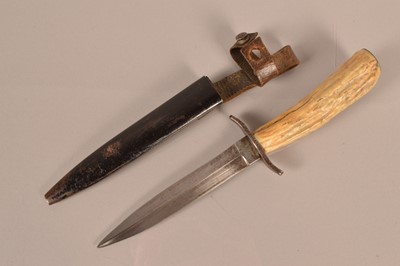 Lot 774 - A WWI German Boot/Fighting knife by Union