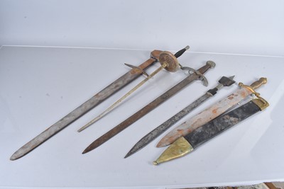 Lot 821 - An assortment of various reproduction blades