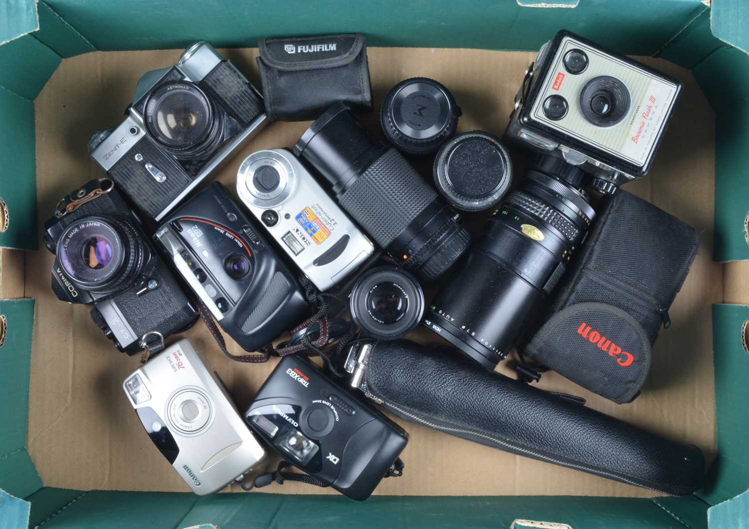 Lot 64 - A Tray of Various Cameras