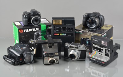 Lot 204 - A Tray of Various Cameras