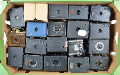 Lot 381 - A Tray of Box Cameras