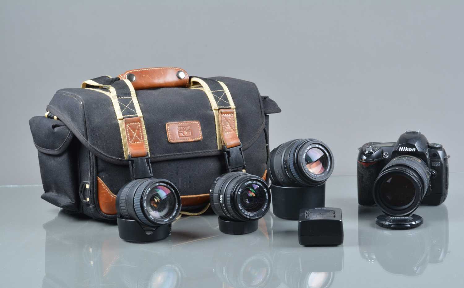 Lot 401 - A Nikon D70 SLR Camera