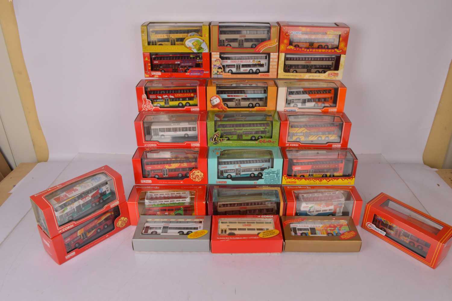 Lot 15 - Corgi 1:76 Scale Far Eastern Buses (24)