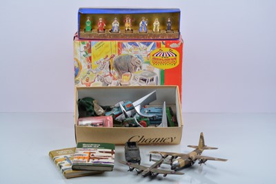 Lot 134 - Modern Diecast and Figures (15)