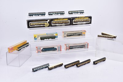 Lot 309 - Graham Farish Hornby Minitrix Lima N gauge Carriages (14)