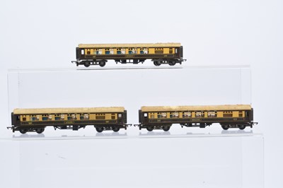 Lot 327 - Tri-ang TT Gauge brown and cream Pullman Coaches