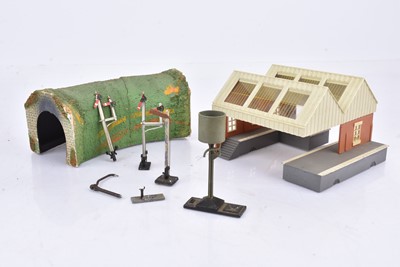 Lot 337 - Tri-ang TT unboxed T38 Goods Shed, Tunnel and kitbuilt Signals