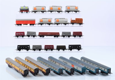 Lot 355 - Tri-ang and Hornby 00 gauge Passenger and goods rolling stock (29)