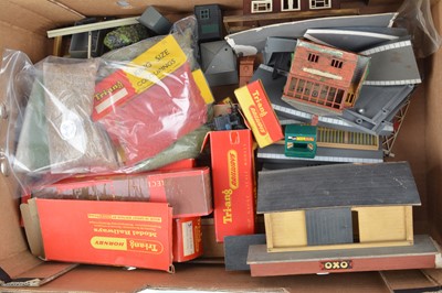 Lot 358 - Tri-ang 00 Gauge King Size Colourings scenic scatter material Locomotive Rolling Stock accessories and wooden buildings