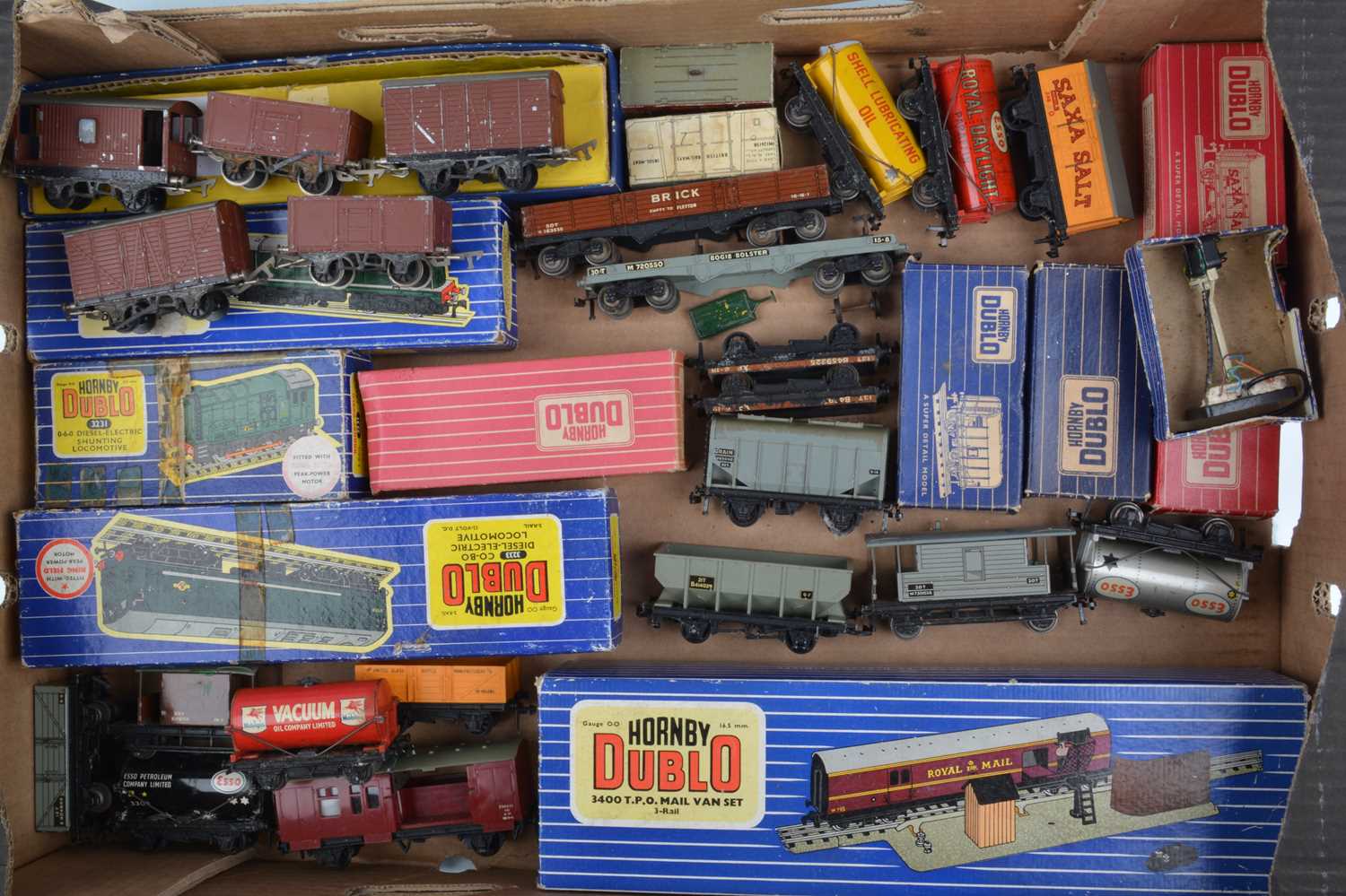 Lot 408 - Hornby-Dublo 00 gauge 3-rail Diesel Locomotives and freight wagons (27)