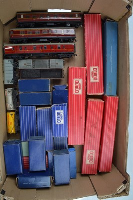 Lot 411 - Hornby-Dublo 00 gauge 2 and 3-rail Coaches and wagons (28)