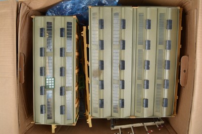 Lot 425 - Hornby-Dublo 00 gauge Track Buildings and accessories (qty)