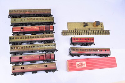 Lot 427 - Hornby-Dublo 00 gauge 3-rail carriages and TPO vans (10)