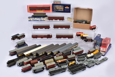 Lot 430 - Hornby-Dublo Hornby China Tri-ang 00 gauge Passenger and Freight rolling stock