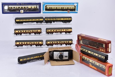 Lot 436 - Lima Airfix Hornby GW Railcar and coaching stock in 00 gauge