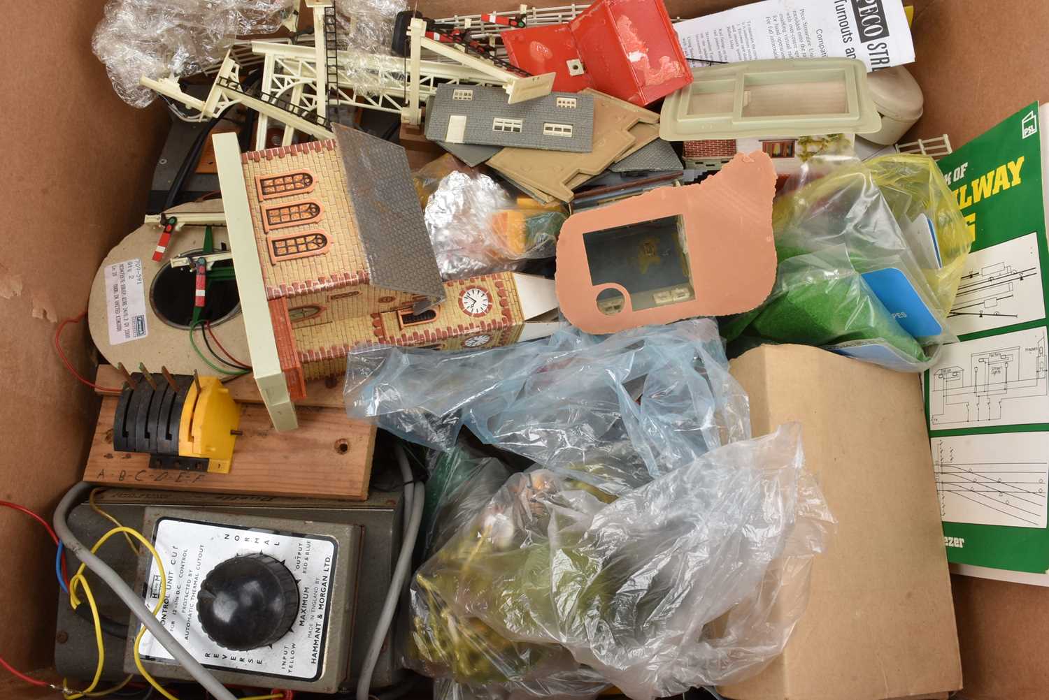 Lot 437 - Peco Hornby Faller and other makes of 00 gauge track buildings and accessories