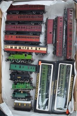 Lot 450 - Farish Hornby Dublo Tri-ang and other 00 gauge Steam locomotives Coaches Wagons and accessories