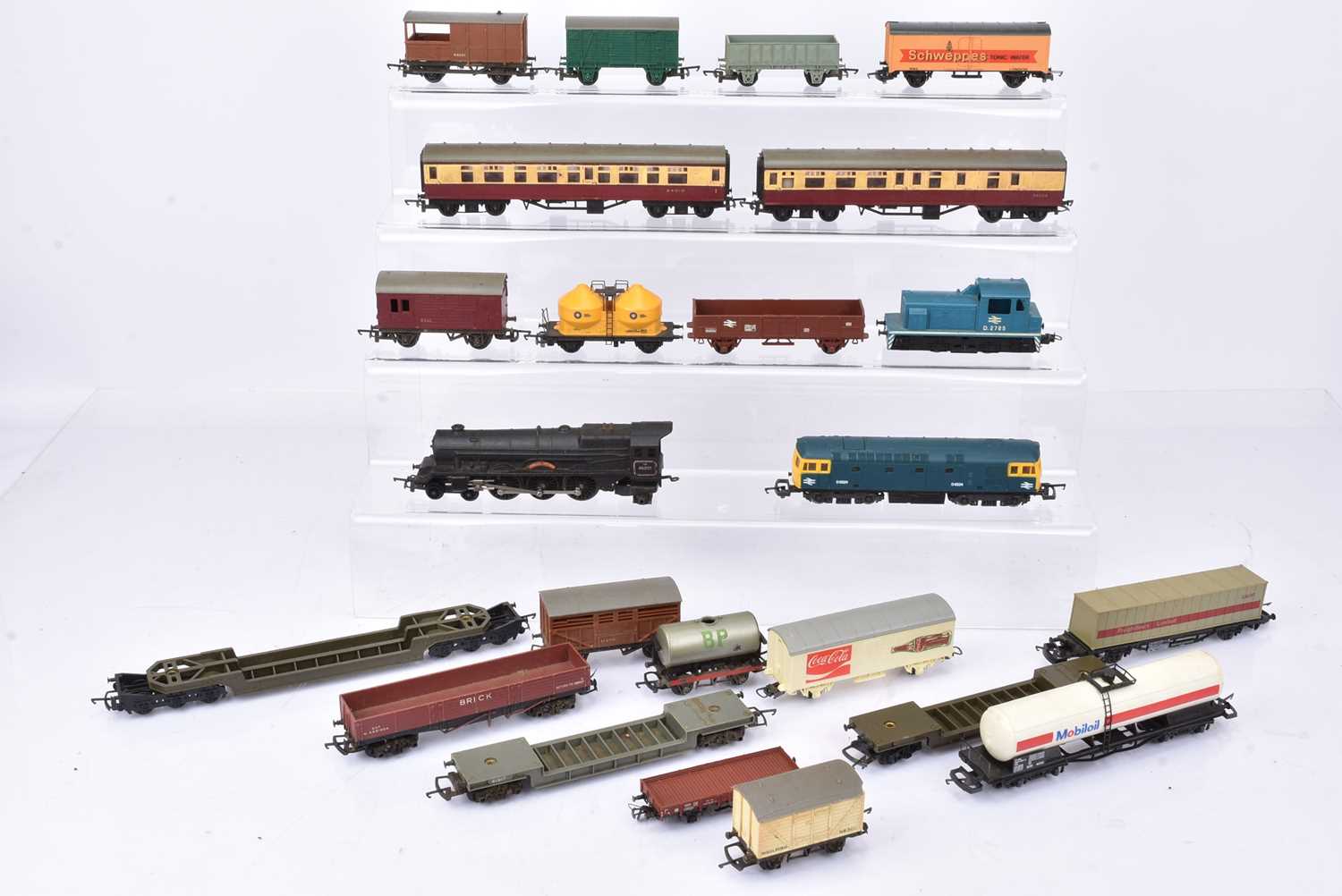 Lot 454 - Tri-ang Lima and other makes 00/H0 gauge Locomotives Buildings and track (qty)